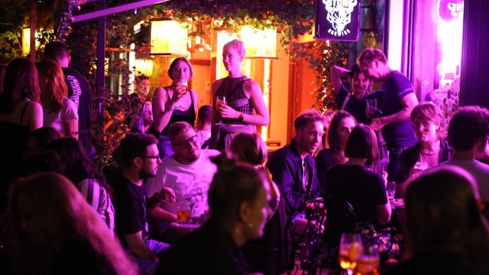 Geliat Kehidupan Malam di Berlin Kembali Bangkit Kasus terinfeksi positif Corona di Berlin, Jerman berada ditingkat terendah. Hal itu membuat kehidupan malam kembali bangkit.