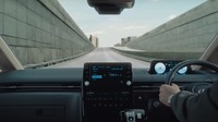 Kabin Hyundai Staria menawarkan pilihan nuansa warna hitam monoton atau warna hitam campuran krem. Bagian depan mobil ini dilengkapi instrumen digital 4,2 atau 10,25 inci. Foto: Screenshot YouTube Hyundai Thailand