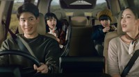 11 kursi di Hyundai Staria diatur dalam formasi 3-3-2-3. Menariknya kursi baris kedua dapat dilipat untuk memberikan sandaran tangan dengan cup holder terintegrasi untuk pengemudi dan penumpang. Foto: Screenshot YouTube Hyundai Thailand
