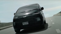 Dari segi eskterior, MPV Hyundai Staria mengusung bentuk mengotak dengan fascia depan berteknologi lampu LED standar dan sistem Daytime Running Light (DRL). Mobil ini ditawarkan dalam pilihan warna Shimmering Silver, Graphic Grey Metallic, dan Abyss Black. Varian tertinggi Staria mendapatkan pelek 18 inci, sementara untuk tipe terendah S dibekali pelek 17 inci. Foto: Screenshot YouTube Hyundai Thailand