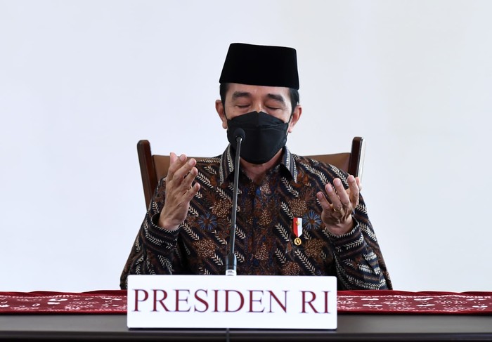 Presiden Joko Widodo (Jokowi) mengajak semua pihak untuk saling tolong-menolong untuk memutus rantai penyebaran Covid-19. Jokowi juga mengajak seluruh rakyat untuk memohon pertolongan Allah agar terbebas dari pandemi Covid-19.