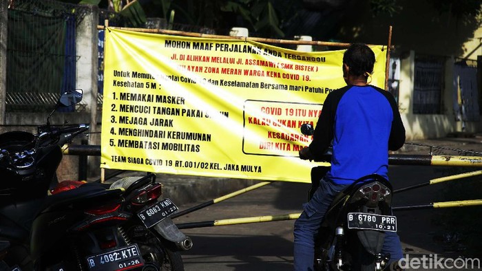 Kasus Corona Tinggi, Pemukiman Warga di Bekasi Dilockdown Cegah penyebaran virus Corona varian Delta, permukiman warga di wilayah Kota Bekasi, Jawa Barat, dilockdown. Akses jalan ke perumahan warga ditutup.