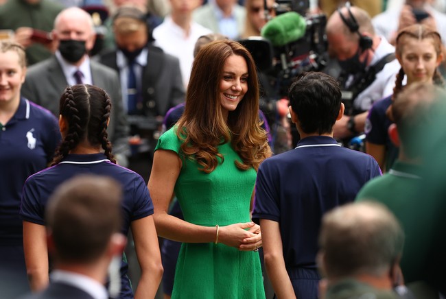 Untuk hair-do, Kate Middleton membiarkan rambut panjangnya tergerai bebas dengan aksen bergelombang yang menjuntai di bagian bawah. (Foto: Getty Images)