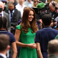 Untuk hair-do, Kate Middleton membiarkan rambut panjangnya tergerai bebas dengan aksen bergelombang yang menjuntai di bagian bawah. (Foto: Getty Images)