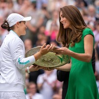 Untuk momen istimewa tersebut, Kate Middleton memesona dalam balutan gaun hijau dengan rok bersiluet flare yang elegan karya Emilia Wickstead. Busana bernama Denver sleeveless cloqué midi dress itu diketahui bernilai 1.097 pound sterling atau sekitar Rp 22 juta. (Foto: Getty Images)