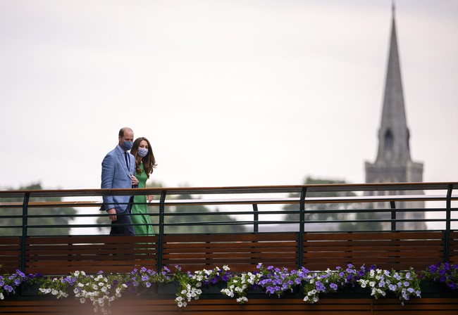 Kate Middleton kembali muncul dihadapan publik setelah menjalani isolasi mandiri karena sempat melakukan kontak dengan orang yang positif terinfeksi virus Corona. Bersama suaminya, Pangeran William, ibu tiga anak itu menghadiri laga final tunggal putri Wimbledon 2021 yang mempertemukan Ashleigh Barty (Australia) dan Karolina Pliskova (Ceko) pada Sabtu (10/7/2021). (Foto: Getty Images)