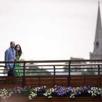 Kate Middleton kembali muncul dihadapan publik setelah menjalani isolasi mandiri karena sempat melakukan kontak dengan orang yang positif terinfeksi virus Corona. Bersama suaminya, Pangeran William, ibu tiga anak itu menghadiri laga final tunggal putri Wimbledon 2021 yang mempertemukan Ashleigh Barty (Australia) dan Karolina Pliskova (Ceko) pada Sabtu (10/7/2021). (Foto: Getty Images)