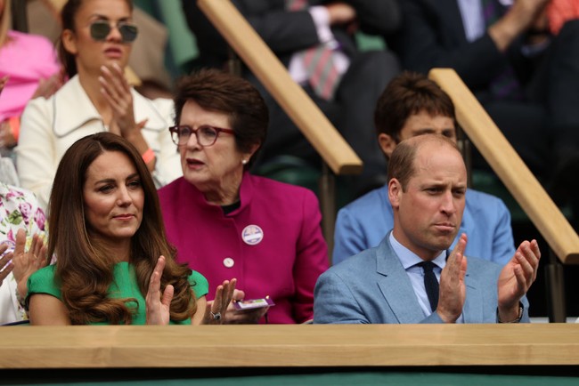 Seperti biasa, Kate Middleton yang menjabat sebagai patron Wimbledon menempati area Royal Box di arena All England Tennis Club, Wimbledon. Duke dan Duchess of Cambridge berada di barisan paling depan. Mereka duduk di depan petenis veteran legendaris, Billy Jean King dan Martina Navratilova. (Foto: Getty Images)