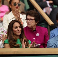 Seperti biasa, Kate Middleton yang menjabat sebagai patron Wimbledon menempati area Royal Box di arena All England Tennis Club, Wimbledon. Duke dan Duchess of Cambridge berada di barisan paling depan. Mereka duduk di depan petenis veteran legendaris, Billy Jean King dan Martina Navratilova. (Foto: Getty Images)