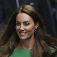 Tidak ketinggalan sepesang anting dengan kombinasi berlian dan batu permata berwarna hijau yang senada dengan busananya. Anting dari label Kiki McDonough bernilai 3.500 pound sterling atau Rp 70,4 juta. (Foto: AP/Alberto Pezzali)