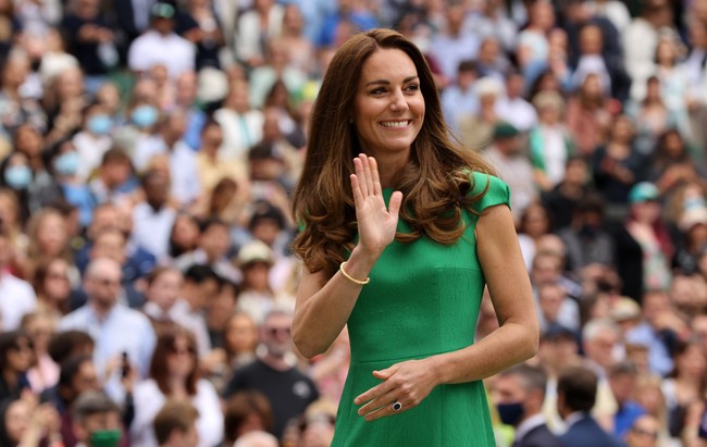 Kate juga terlihat mengenakan gelang emas Halcyon Days senilai 155 pound sterling Rp 3,1 juta. (Foto: Getty Images)