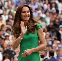 Kate juga terlihat mengenakan gelang emas Halcyon Days senilai 155 pound sterling Rp 3,1 juta. (Foto: Getty Images)