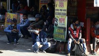 Tampak sejumlah penumpang menunggu jadwal keberangkatan.