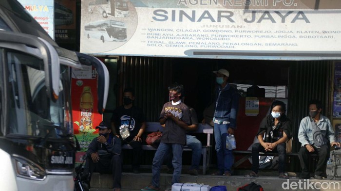 Sejumlah warga memilih mudik saat ketatnya penerapan kebijakan PPKM Darurat oleh pemerintah. Seperti terlihat di agen bus ini.