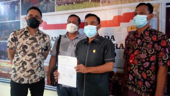 Ketua DPRD Kabupaten Solok Dodi Hendra mengadukan Bupati Solok Epyardi Asda, ke Polda Sumbar atas dugaan pencemaran nama baik.