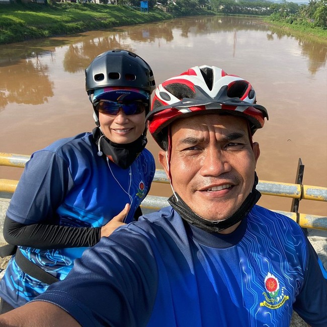 Saya diberikan amanah meski biasalah jauh dari suami dan anak tapi bukan hambatan tapi justru dijadikan motivasi bahwa kita sebagai wanita juga mampu, mampu bersinergi dengan siapapun, bisa melayani masyarakat dengan hati, bagaimana bekerja keras, cerdas, dan ikhlas, ungkapnya ketika diwawancara Wolipop pada Jumat, (9/11/2021). Foto: Instagram @guruh_arif