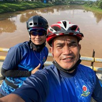 Saya diberikan amanah meski biasalah jauh dari suami dan anak tapi bukan hambatan tapi justru dijadikan motivasi bahwa kita sebagai wanita juga mampu, mampu bersinergi dengan siapapun, bisa melayani masyarakat dengan hati, bagaimana bekerja keras, cerdas, dan ikhlas, ungkapnya ketika diwawancara Wolipop pada Jumat, (9/11/2021). Foto: Instagram @guruh_arif