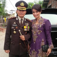 Kombes Pol Guruh Arif Darmawan dan AKBP Melda Yanny memiliki tiga orang anak perempuan. Foto: Instagram @guruh_arif