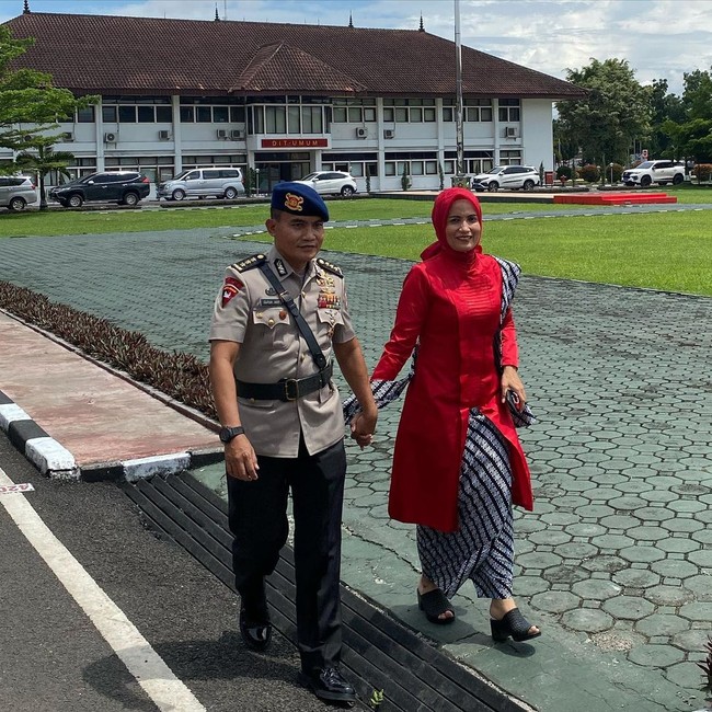 Meski sering berpisah karena tugas masing-masing, sejak awal pasangan ini memang berkomitmen bahwa hubungan mereka sebagai pasangan lebih mengedepankan kualitas daripada kuantitas. Foto: Instagram @guruh_arif