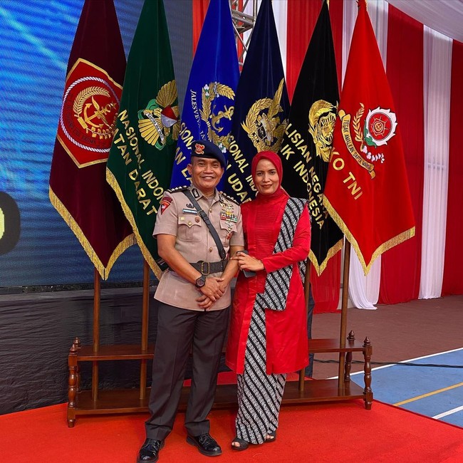 Saya pikir jangan cengeng lah jadi polisi. Suami saya suport-nya juga 100% ketika kami mau menikah juga kan sudah tahu sama-sama berprofesi jadi polisi jadi sudah tahu tugasnya masing-masing. Jadi ya bagaimana kita berkinerja dengan baik, bersinergi dengan baik, Foto: Instagram @guruh_arif