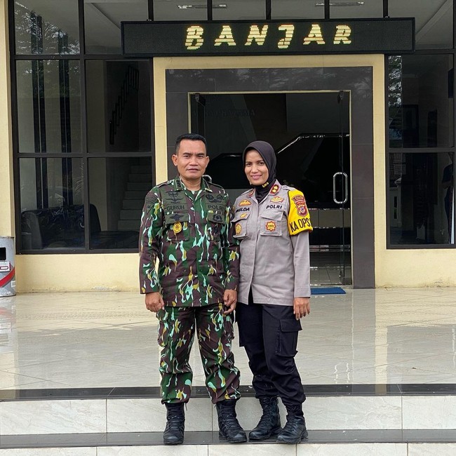 Wanita 46 tahun itu mengatakan jika kini teknologi bisa diandalkan untuk mereka tetap membangun komunikasi baik dengan satu sama lain maupun anak-anak. Keduanya pun sepakat jika menjalankan pekerjaan dengan baik dan sesuai amanah adalah hal yang penting. Foto: Instagram @guruh_arif