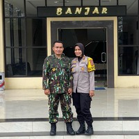 Wanita 46 tahun itu mengatakan jika kini teknologi bisa diandalkan untuk mereka tetap membangun komunikasi baik dengan satu sama lain maupun anak-anak. Keduanya pun sepakat jika menjalankan pekerjaan dengan baik dan sesuai amanah adalah hal yang penting. Foto: Instagram @guruh_arif