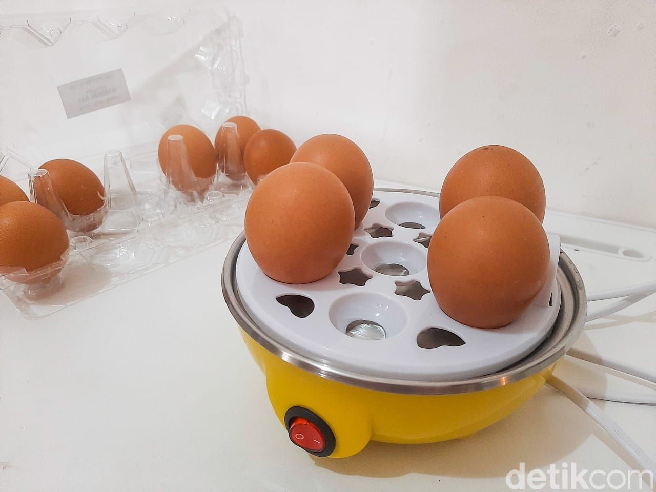 Kukusan Telur Elektrik yang Praktis