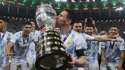 Foto Messi Tebar Senyum, Akhirnya Kecup Piala di Timnas Argentina