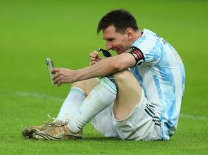 Messi Lakukan Ini Saat Fans Argentina Ramai-ramai Datangi Rumahnya