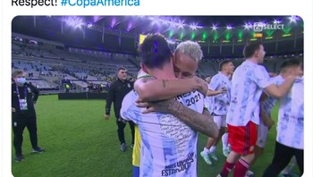 Saya tak tahu apa Messi menenangkan Neymar atau Neymar bahagia untuk Messi. Tapi respek! tulis netizen ini. Foto: Twitter