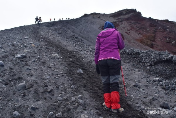 Banyak pendaki yang terkadang memutuskan untuk mundur karena terjalnya jalur treking. 