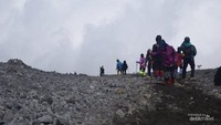 Inilah trek berpasir yang menguras tenaga para pendaki. 