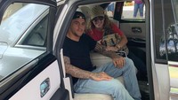 Selain motor tersebut, Dustin Poirier memiliki sebuah Rolls Royce Ghost series 2. Dia berpose dengan istrinya. Mobil mewah Rolls-Royce Ghost putih itu terlihat khas dengan gaya pintu suicide door. Sementara di balik bonetnya mobil ini dijejali mesin V12 berkapasitas 6.600 cc yang bisa memuntahkan 592 hp dan torsi 780 Nm. Foto: Instagram @dustinpoirier