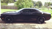 Poirier juga memiliki Dodge Challenger yang harganya sekitar $29.000. Ia menawarkan mesin V8 6.2 liter dengan 717 tenaga kuda. Mobil ini mampu mencapai kecepatan tertinggi 326 km per jam dan mampu melaju hingga 0-100 km/jam hanya dalam 3,4 detik. Foto: Instagram @dustinpoirier