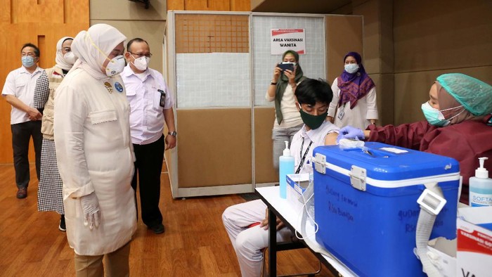 Menaker Ida Fauziyah, meninjau pelaksanaan Vaksinasi COVID-19 Gotong Royong. Ribuan pekerja industri dan keluarganya mendapat vaksin.
