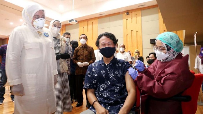 Momen Menaker Tinjau Vaksinasi Gotong Royong di Karawang Menaker Ida Fauziyah, meninjau pelaksanaan Vaksinasi COVID-19 Gotong Royong. Ribuan pekerja industri dan keluarganya mendapat vaksin.
