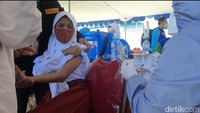 Mayoritas siswa yang vaksin pun tidak takut disuntik, namun ada beberapa ketakutan hingga menangis histeris.