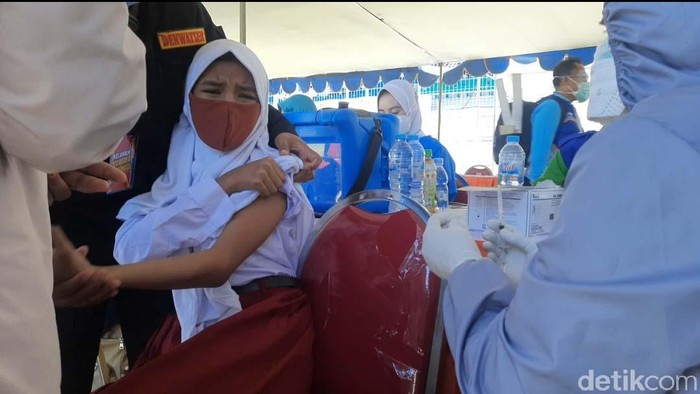 Momen Siswa SD-SMP Menangis saat Divaksin Ribuan siswa SD dan SMP usia 12-17 tahun disuntik vaksin COVID-19. Begini momen saat mereka menangis saat disuntik.