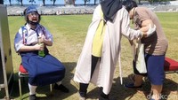 Dari pantauan detikcom, terdapat tiga siswa yang menangis histeris saat akan disuntik vaksin. Bahkan harus dirayu berjam-jam oleh banyak orang agar tidak takut dan mau disuntik.