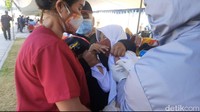 Seperti Nadia Sekar Agung siswi SD yang harus dibujuk orang tua dan petugas sejak pukul 10.00 WIB. Kemudian baru bisa divaksin pukul 12.15 WIB setelah dipaksa.