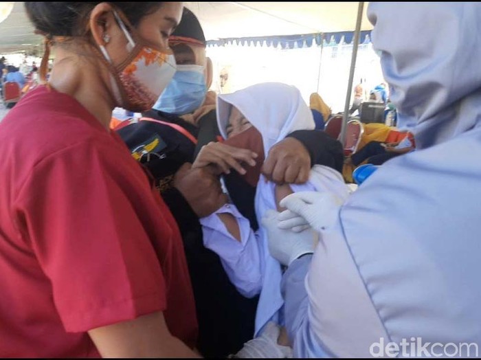Ribuan siswa SD dan SMP usia 12-17 tahun disuntik vaksin COVID-19. Begini momen saat mereka menangis saat disuntik.