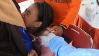 Emoh, wedi aku, takut, kata Nadia sambil mengusap air matanya. Usai berhasil disuntik, ia pun disambut dengan banyak tepuk tangan dari para Nakes.