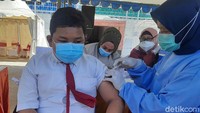 Ribuan siswa SD dan SMP usia 12-17 tahun antusias untuk disuntik vaksin di Gelora 10 November (G10N).