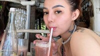 Nadia juga sering kulineran saat traveling ke berbagai tempat. Salah satunya saat liburannke pantai, dan beginilah gaya kulinerannya. Foto: Instagram @__nadiachristina