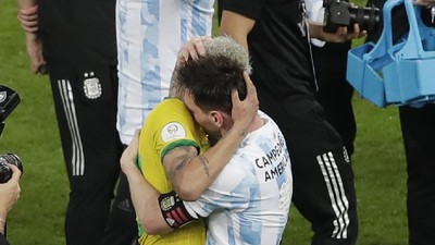 Potret Neymar Nangis, Messi pun Memeluk