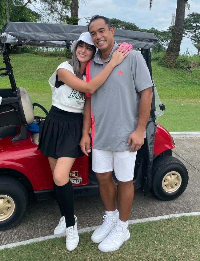 Pada bulan April, Nia juga sempat mengunggah momen kebersamaannya dengan sang suami, Ardi Bakrie, saat keduanya sedang bermain golf bersama. Foto: Instagram/@ramadhaniabakrie