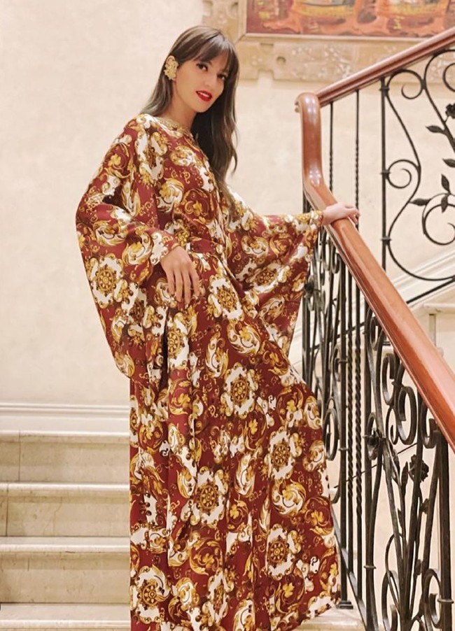 Ini adalah salah satu foto yang diunggah Nia di akun Instagramnya pada 15 April 2021. Nia tampak mengenakan kaftan berwarna coklat dengan pulasan lipstik berwarna merah. Foto: Instagram/@ramadhaniabakrie
