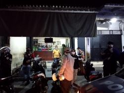 Ricuh Operasi PPKM di Surabaya Hingga Pemilik Warkop Jadi Tersangka