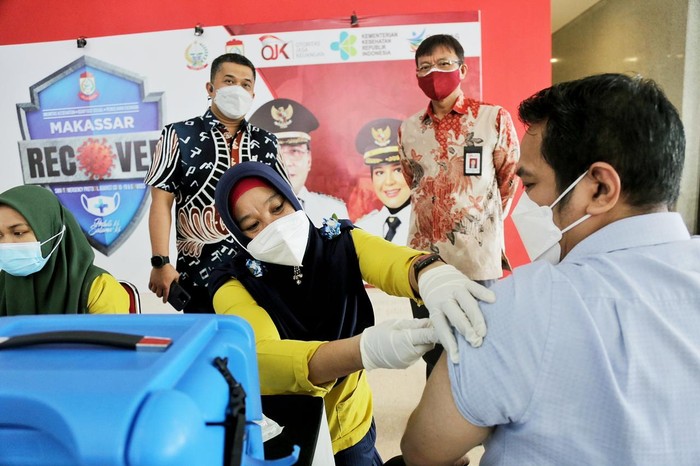 Otoritas Jasa Keuangan (OJK) akan menyalurkan vaksinasi kepada 10 juta masyarakat hingga akhir Desember 2021.
