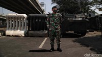 Bahkan beberapa pasukan TNI Polri pun disiagakan untuk melakukan penyekatan ini. Seperti pasukan Brimob bersenjata dan alutista Anoa milik TNI.